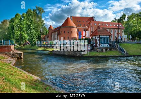 GIZYCKO, Polen - 07. Juli: Vier Sterne St. Bruno Hotel im mittelalterlichen Ritter Teutonic Schloss und offen Swing Bridge auf Luczanski Kanal am 07. Juli, 20. Stockfoto