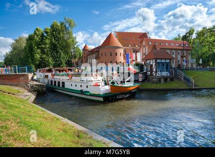 GIZYCKO, Polen - 07. Juli: Schiff Talty in Masuren Reederei auf Luczanski Kanal am Juli 07, 2016 in Gizycko, Polen. St. Bruno Hotel Med Stockfoto