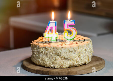 Geburtstag Kuchen. Kerzen brennen, die in Form von Zahlen 45. Stockfoto