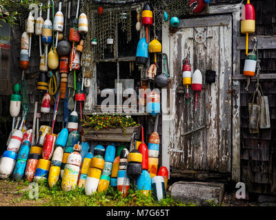 Eine alte Angeln shack entlang des Hafens in Rockport, MA, geschmückt mit Bojen und anderen nautischen Elementen. Stockfoto