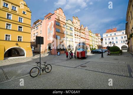 JELENIA Gora, Polen - Juli 07, 2017: Post in einer Straßenbahn Beförderung auf dem Marktplatz in der Altstadt von Jelenia Gora Stockfoto