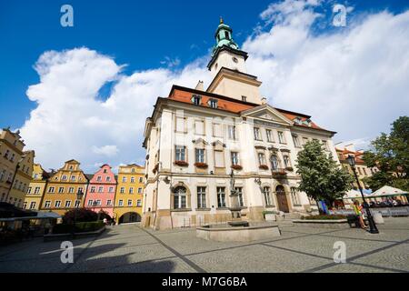 JELENIA Gora, Polen - Juli 07, 2017: Rathaus und Marktplatz in der Altstadt von Jelenia Gora, Niederschlesien Stockfoto