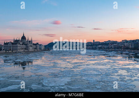 Die Ungarischen Parlament und der Königliche Palast mit Eisschollen in der Donau in Budapest im Winter Stockfoto