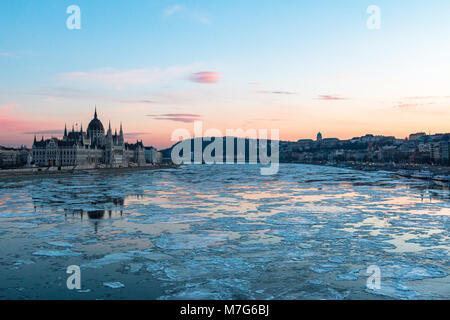 Die Ungarischen Parlament und der Königliche Palast mit Eisschollen in der Donau in Budapest im Winter Stockfoto