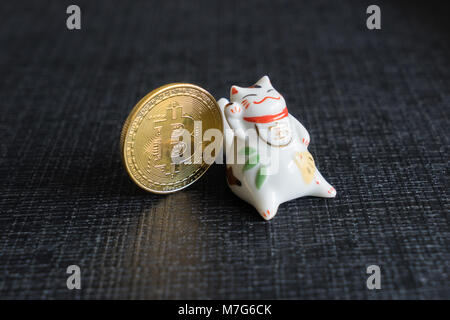 Maneki Neko - mit Bitcoins Stockfoto