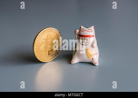 Maneki Neko - mit Bitcoins Stockfoto