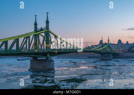 Die Freiheit (szabadság) Brücke über die Donau in Budapest im Winter Stockfoto