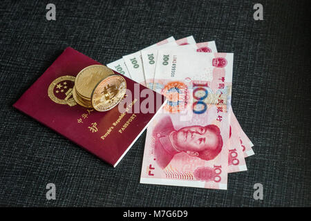 Chinesische Reisepass mit Yuan Banknoten und Bitcoins Stockfoto