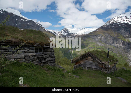 Shieling Homlungsaetra ist eine 550 Meter über dem Geirangerfjord, einem touristischen Hotspot in Norwegen. Stockfoto