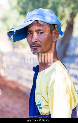 Dorfbewohner Handbuch Straßenbau arbeiten an der West Phwar sah Dorf, Bagan, Myanmar (Burma), Asien im Februar übernehmen - Porträt der männlichen Arbeitnehmer Stockfoto