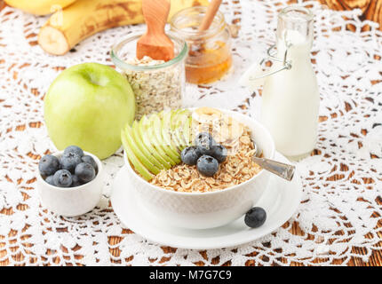 Haferflocken mit grünem Apfel, Banane, Blaubeeren, Honig und Chia Samen. Gesundes Frühstück. Im rustikalen Stil. Selektiver Fokus Stockfoto