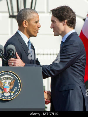 Präsidenten der Vereinigten Staaten Barack Obama, Links, schüttelt Hände mit Premierminister Justin Trudeau von Kanada, rechts, während der Begrüßungszeremonie auf dem Rasen des Weißen Hauses in Washington, DC am Donnerstag, den 10. März 2016. Credit: Ron Sachs/CNP/MediaPunch Stockfoto