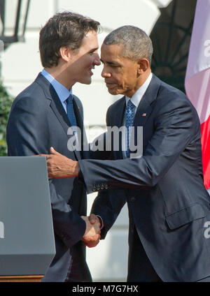 Premierminister Justin Trudeau von Kanada, Links, schüttelt Hände mit USA-Präsident Barack Obama, rechts, hört während der Begrüßungszeremonie auf dem Rasen des Weißen Hauses in Washington, DC am Donnerstag, den 10. März 2016. Credit: Ron Sachs/CNP/MediaPunch Stockfoto
