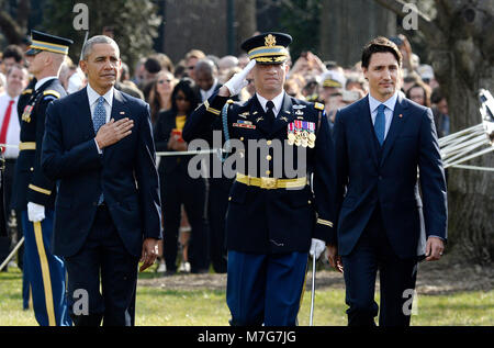 Präsidenten der Vereinigten Staaten Barack Obama, Links, Meinungen die Truppen mit Premierminister Justin Trudeau von Kanada, rechts, während der Begrüßungszeremonie auf dem Rasen des Weißen Hauses in Washington, DC am Donnerstag, den 10. März 2016. Credit: Olivier Douliery/Pool über CNP/MediaPunch Stockfoto