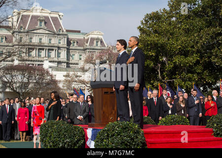 Us-Präsident Barack Obama (R) begrüßt die Premierminister von Kanada Justin Trudeau (L) an eine Begrüßungszeremonie auf dem Rasen des Weißen Hauses in Washington, DC, USA, 10. März 2016. Dies ist der erste offizielle Besuch von Premierminister von Kanada Justin Trudeau zum Weißen Haus. Quelle: Jim LoScalzo/Pool über CNP/MediaPunch Stockfoto