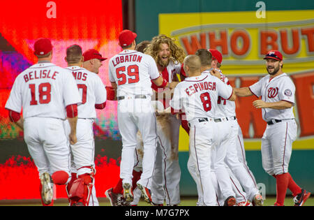 Washington Angehörigen linker Feldspieler Jayson Werth (28) und seine Mannschaftskameraden feiern die lange Single, zählte Michael A. Taylor aus der ersten die Chicago Cubs 5 - 4 in der 12. Inning an den Angehörigen Park in Washington, D.C. zu schlagen am Mittwoch, den 15. Juni 2016. Credit: Ron Sachs/CNP/MediaPunch *** FÜR REDAKTIONELLE NUR VERWENDEN *** Stockfoto