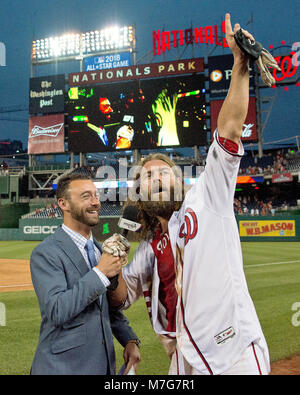 Washington Angehörigen linker Feldspieler Jayson Werth (28) wird von Masn's Dan Kolko befragt, wie er feiert die lange Single, zählte Michael A. Taylor aus der ersten die Chicago Cubs 5 - 4 in der 12. Inning an den Angehörigen Park in Washington, D.C. zu schlagen am Mittwoch, den 15. Juni 2016. Credit: Ron Sachs/CNP/MediaPunch *** FÜR REDAKTIONELLE NUR VERWENDEN *** Stockfoto