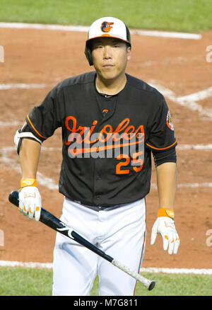 Baltimore Orioles linken Feldspieler Hyun Soo Kim (25) kehrt in der einbaum nach dem Markanten im zweiten Inning gegen die Houston Astros, Oriole Park in Camden Yards, Baltimore, MD, am Freitag, 19. August 2016. Die Astros gewann das Spiel 15 - 8. Credit: Ron Sachs/CNP/MediaPunch *** FÜR REDAKTIONELLE NUR VERWENDEN *** Stockfoto