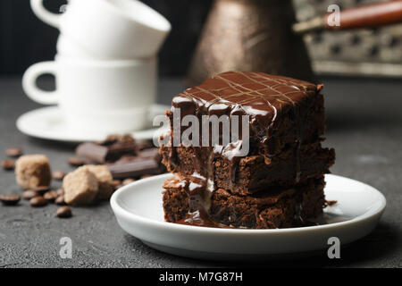 Köstlichen hausgemachten Brownie mit Schokoladensauce und Karamell auf dem Tisch. Selektiver Fokus Stockfoto