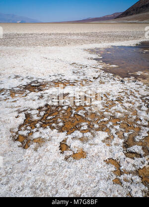 Am Salzsee Badwater Basin am Death Valley National Park, mit 282 Fuß (86 m) unter dem Meeresspiegel Der tiefste Punkt der USA. Stockfoto