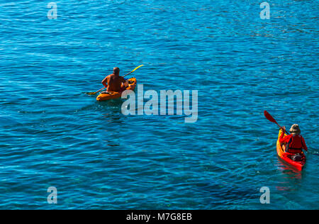 Senior Kajaker auf ein Kajak durch das Meer, Wasser aktiv Sport und Freizeit, Kajak Stockfoto