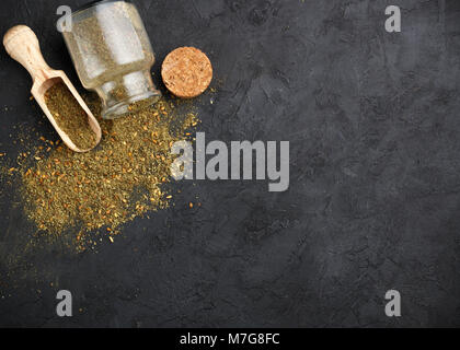 Zaatar - Mischung aus orientalischen Gewürzen auf einem dunklen Stein Hintergrund. Gewürze aus getrockneten Kräutern hergestellt, mit Sesam, Sumach, Salz und anderen Gewürzen gemischt. Zu Stockfoto