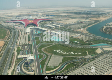 Blick von der Ebene der Ferrari World Abu Dhabi und Zeichen auf Gras Stockfoto