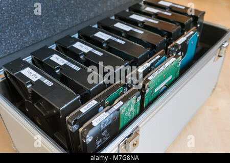 3,5 und 2,5 Zoll computer backup Festplatten in einem Aluminium Koffer. Stockfoto