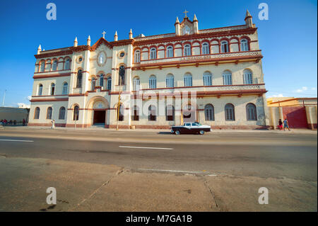 Ein klassisches Auto ausserhalb La Inmaculada, eine Kirche und Kloster im Zentrum von Havanna, Kuba geparkt Stockfoto