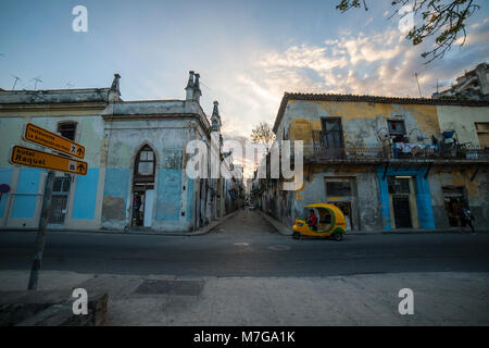 Ein cocotaxi vor der historischen Häuser in der Altstadt von Havanna, Kuba, bei Sonnenaufgang Stockfoto