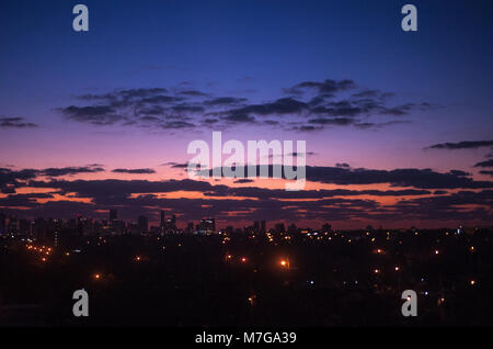 Wolken bei Sonnenaufgang über der Skyline der Stadt in Miami, Florida, USA Stockfoto