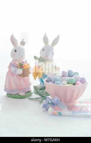 Häschen und Süßigkeiten auf weißem Hintergrund Stockfoto