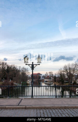 Merseburg, Deutschland - März 9,2018: Blick auf eine Laterne mit der Kathedrale der Stadt Merseburg und der Saale im Hintergrund. Stockfoto