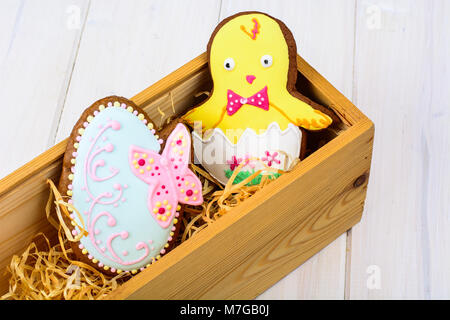 Holzkiste mit Cookies in Form von Ostern schöne Eier Stockfoto