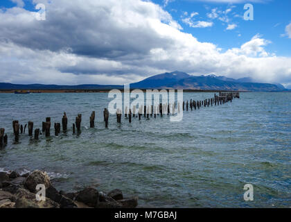 Der alte Pier (Muelle Historico) in Almirante Montt Golf in Patagonien - Puerto Natales, Magallanes Region, Chile Stockfoto