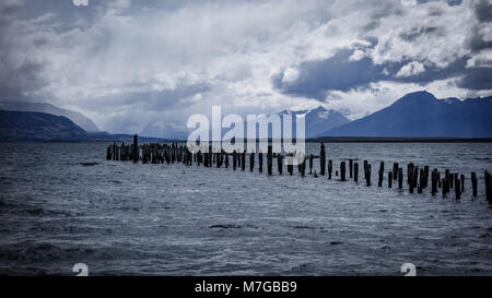 Der alte Pier (Muelle Historico) in Almirante Montt Golf in Patagonien - Puerto Natales, Magallanes Region, Chile Stockfoto