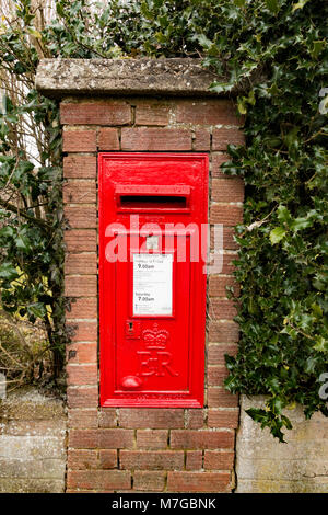 Ein Royal Mail Post Box in eine Säule aus Backstein gebaut. Stockfoto
