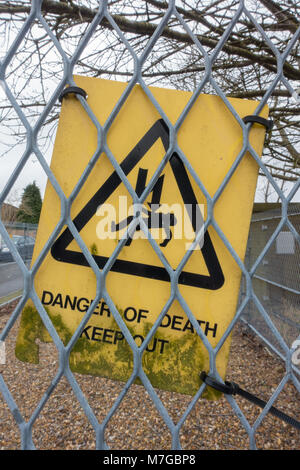 Ein Schild auf dem Gitter Zaun eine elektrische Unterstation warnt vor der Gefahr von Tod durch Stromschlag, die von der elektrischen Ausrüstung gestellt. Stockfoto