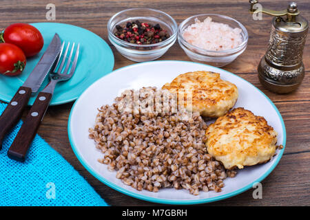 Buchweizen Porridge mit Schnitzel auf weiße Platte Stockfoto