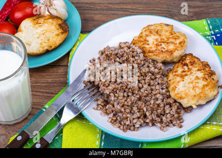 Buchweizen Porridge mit Schnitzel auf weiße Platte Stockfoto