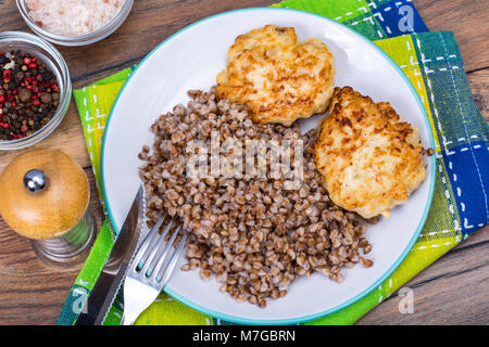 Buchweizen Porridge mit Schnitzel auf weiße Platte Stockfoto