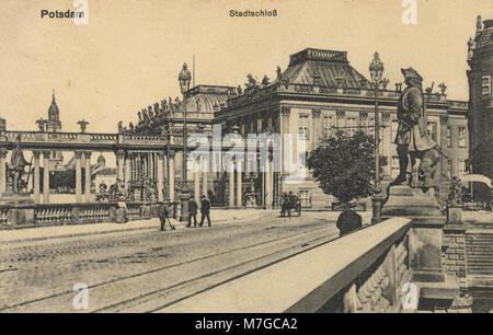 Dieses Postkartenbild zeigt das Stadtschloss in Potsdam, Brandenburg, ein historisches Schloss, das für seine architektonische Schönheit und Bedeutung in der deutschen Geschichte bekannt ist. Stockfoto