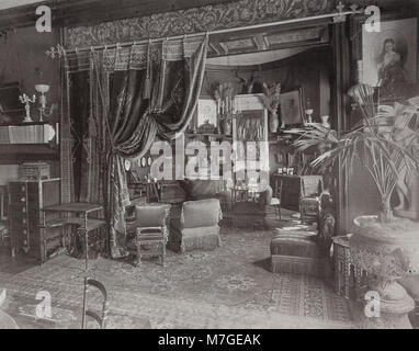 Ein russisches Foto aus dem Jahr 1875, das das Innere des Levaov-Hauses am Fluss Fontanka in St. Petersburg zeigt. Das Bild bietet einen Einblick in das architektonische und häusliche Leben der Zeit. Stockfoto