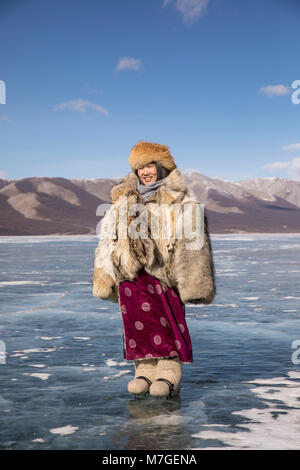 Junge mongolische Dame in wolfskin Jacke auf einem zugefrorenen See Khovsgol im Norden der Mongolei Stockfoto