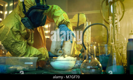 In der U-Bahn zwei illegale Droge Labor Chemiker abgedeckt im schützenden Schutzanzüge und Gasmasken Mix Chemikalien zu Drogen synthetisieren. Stockfoto