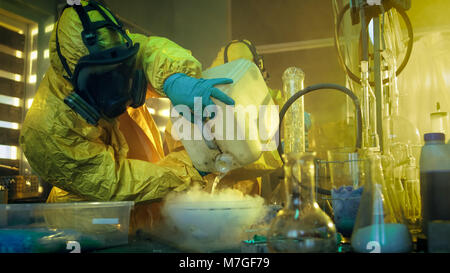 In der U-Bahn zwei illegale Droge Labor Chemiker abgedeckt im schützenden Schutzanzüge und Gasmasken Mix Chemikalien zu Drogen synthetisieren. Stockfoto