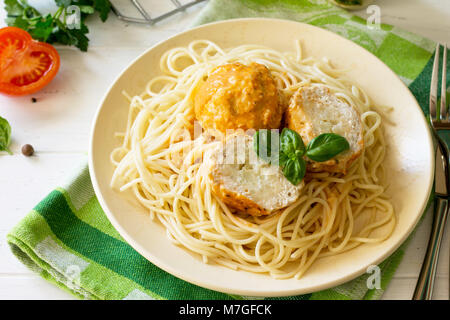 Fleischbällchen Türkei mit Blumenkohl in Tomatensauce und Spaghetti auf einer hölzernen Tisch. Stockfoto