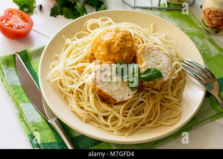 Fleischbällchen Türkei mit Blumenkohl in Tomatensauce und Spaghetti auf einer hölzernen Tisch. Stockfoto