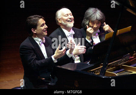 Boston Pops Leiter Keith Lockhart (links), John Williams (Mitte) und Seji Ozawa (rechts) gemeinsam an der Boston Pops an der Boston Symphony Hall in Boston, MA USA Foto Bill belknap Okt 2000 Stockfoto