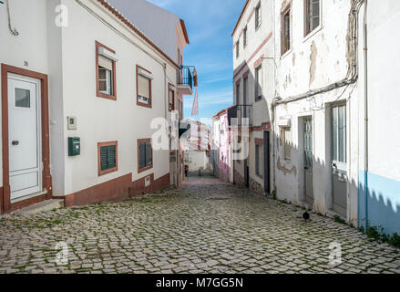 Traditionell engen gepflasterten Straße in Nazare, Portugal. Stockfoto